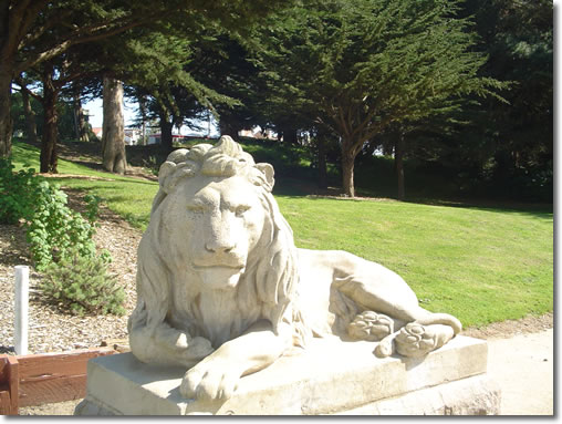 A photograph of the grand lion statue guarding the left side of the entrance to Sutro Heights Park in San Francisco, California.  Image copyright © Philip W. Tyo 2007